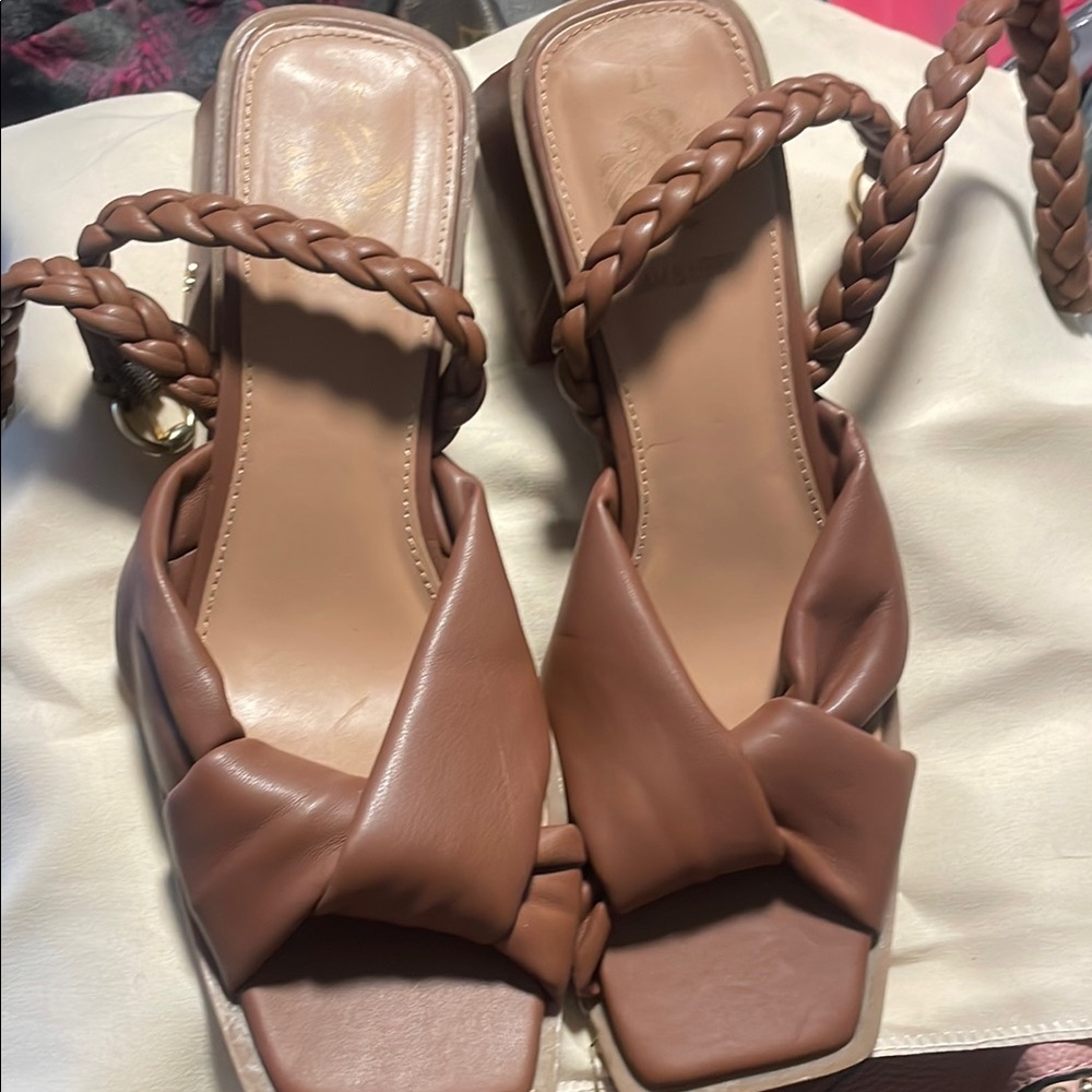 Beautiful camel colored Sam and Libby casual shoe, very stylish Like new